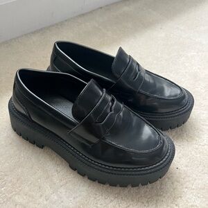 Crown Vintage Black Platform Loafers (6.5)